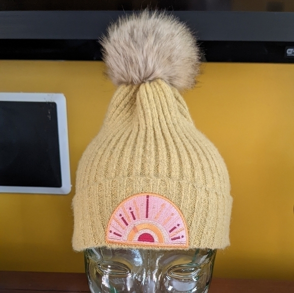 VIRGINIA Wolf Sunray Beanie Pom Pom - Picture 1 of 4